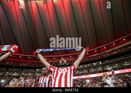 Madrid, Spanien. 18 Aug, 2019. Madrid, Spanien; 18.08.2019. Fußball der Liga Match 01 2019-2020 Atletico de Madrid gegen Getafe am Wanda Metropolitano Stadium statt, in Madrid. Atletico de Madrid Fans Credit: Juan Carlos Rojas/Picture Alliance | Verwendung weltweit/dpa/Alamy leben Nachrichten Stockfoto