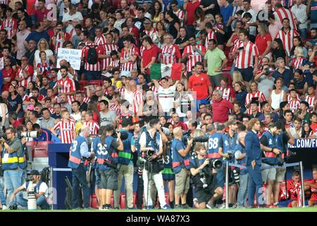 Madrid, Spanien. 18 Aug, 2019. Madrid, Spanien; 18.08.2019. Fußball der Liga Match 01 2019-2020 Atletico de Madrid gegen Getafe am Wanda Metropolitano Stadium statt, in Madrid. Atletico de Madrid Fans Credit: Juan Carlos Rojas/Picture Alliance | Verwendung weltweit/dpa/Alamy leben Nachrichten Stockfoto