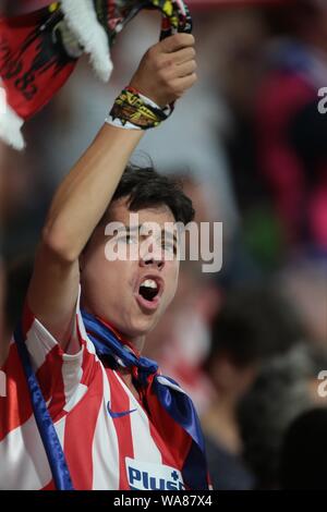 Madrid, Spanien. 18 Aug, 2019. Madrid, Spanien; 18.08.2019. Fußball der Liga Match 01 2019-2020 Atletico de Madrid gegen Getafe am Wanda Metropolitano Stadium statt, in Madrid. Atletico de Madrid Fans Credit: Juan Carlos Rojas/Picture Alliance | Verwendung weltweit/dpa/Alamy leben Nachrichten Stockfoto