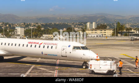 CANNES, Frankreich - April 2019: Iberia regional Pendler Jet, Air Nostrum am Flughafen Nizza betrieben. Stockfoto