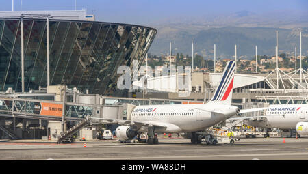 CANNES, Frankreich - April 2019: Air France Jets auf stehen außerhalb der Terminals am Flughafen Nizza geparkt. Stockfoto