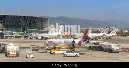 CANNES, Frankreich - April 2019: Kleine pendlerpauschale Flugzeug Ground Handling am Flughafen Nizza umgeben. Im Hintergrund ist das Gebäude des Terminals Stockfoto