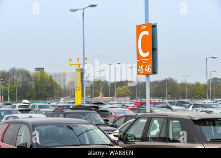 Der Flughafen London Gatwick, ENGLAND - April 2019: Für Besucher ihr Auto verlassen in der lange Aufenthalt Parkplatz am Flughafen London Gatwick Zeichen Stockfoto