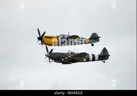 Ein Hispano HA-1112-M4L Buchon (oben) eine Lizenz gebaute Version des Deutschen Messerschmitt Bf und Spitfire ÔGraceÕ Mark 1 XT-G-LFIX ML 407 Anzeige am zweiten Tag des Festivals der Flug Biggin Hill Flughafen Biggin Hill, Bromley. Stockfoto