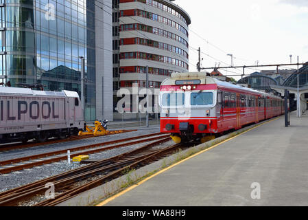 NSB Klasse 69 elektrische Triebzüge 69655 Blätter Bergen Central Station auf einem lokalen Service. Stockfoto