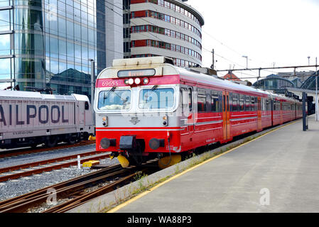 NSB Klasse 69 elektrische Triebzüge 69655 Blätter Bergen Central Station auf einem lokalen Service. Stockfoto