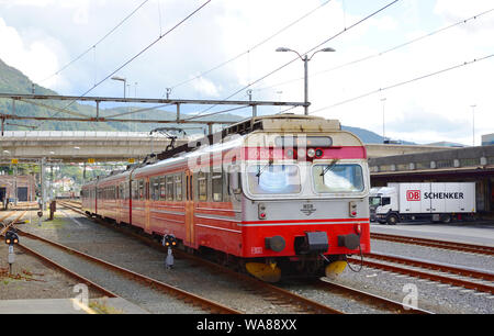 NSB Klasse 69 elektrische Triebzüge 69055 Blätter Bergen Central Station auf einem lokalen Service. Stockfoto