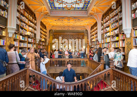 Portugal Porto Porto Livraria Lello berühmten Buchhandlung Harry Potter Stein der Weisen Ruhm Touristen Neo-gotischen 1906 Livraria Chardron Livraria Lello Stockfoto