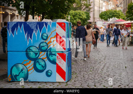 Bunte Graffiti auf Beton Poller Blöcke oder Hindernisse, die lackiert Terroranschläge, Altstadt zwischen Burgplatz und Marktplatz entfernt. Stockfoto