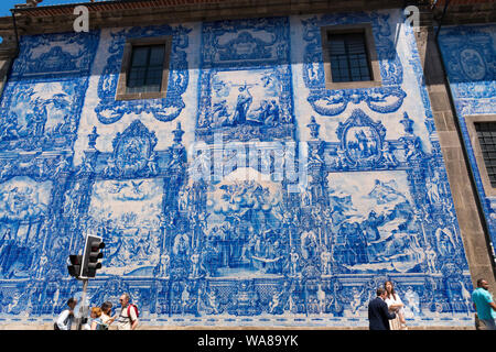 Portugal Porto Porto Rua Santa Caterina 18. Jahrhundert Capela das Almas blau-weißen Kacheln von Eduardo Leite religiösen Szenen Stockfoto