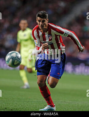 Madrid, Spanien. 18 Aug, 2019. 18. August 2019; Wanda Metropolitano Stadion, Madrid, Spanien; La Liga, Atlético Madrid gegen Getafe Club Futbol; Alvaro Morata (Atletico de Madrid) Jagt, die durch die Kugel - Editrial mit der Credit: Aktion Plus Sport Bilder/Alamy leben Nachrichten Stockfoto