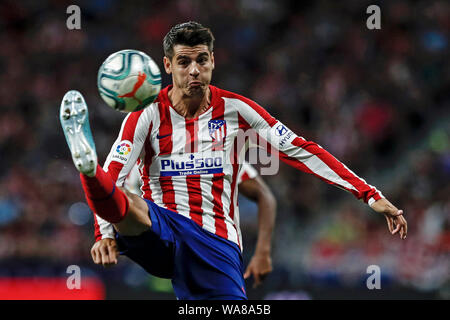 Madrid, Spanien. 18 Aug, 2019. 18. August 2019; Wanda Metropolitano Stadion, Madrid, Spanien; La Liga, Atlético Madrid gegen Getafe Club Futbol; Alvaro Morata (Atletico de Madrid) steuert den hohen Ball - Editrial mit der Credit: Aktion Plus Sport Bilder/Alamy leben Nachrichten Stockfoto