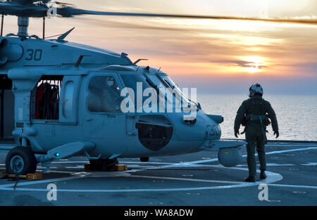 Militärische Hubschrauber Sonnenuntergang Stockfoto