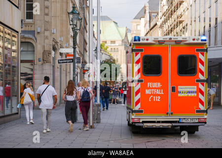 Krankenwagen Park auf der Walking Street in der Altstadt von Düsseldorf. Stockfoto