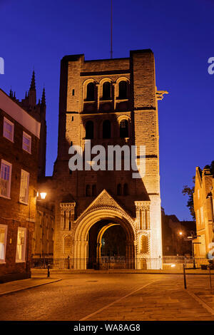 Normannischer Turm in Bury St Edmunds, Großbritannien bei Nacht Stockfoto