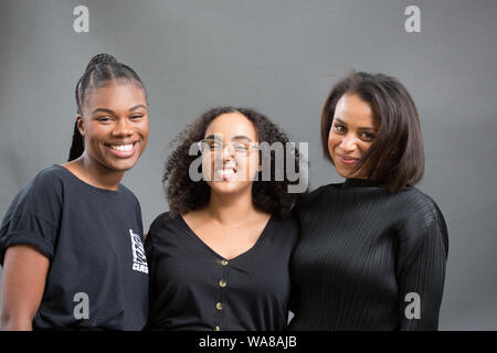 Edinburgh, Schottland, Großbritannien. 18 Aug, 2019. Edinburgh International Book Festival 2019, Schottland. Dichter Tania Nwachukwu, Hibaq Osman und Rachel Lang, Gründer von Octavia Poesie kollektiv für Frauen der Farbe, in der Antwort auf die fehlende Darstellung in der Literatur und der Wissenschaft. Seit 2015, Octavia haben über die Canon lesen und sich zu ihren eigenen Bedingungen geschrieben, die zusammen kommen jeden Monat an der Southbank Centre. Credit: Pauline Keightley/Alamy leben Nachrichten Stockfoto