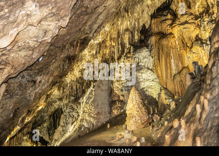 Han-sur-Lesse, Belgien - 25. Juni 2019: Grottes de Han 19 der 36. unterirdischen Bilder von Stalagmiten und Stalaktiten in verschiedenen Formen und Farben t Stockfoto