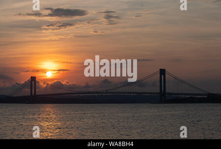 Sonnenuntergang über der Verrazano Bridge in Brooklyn, New York, August 17, 2019 Stockfoto