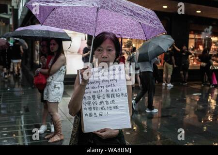 Eine Frau hält ein Plakat während der Demonstration. Demonstranten auf die Straße gingen, an einem regnerischen Sonntag in einem pro-demokratischen Demonstration auf der Insel Hong Kong, verlangen Sie die vollständige Rücknahme der Auslieferung Bill und die Regierung auf, eine unabhängige Untersuchung der jüngsten Zusammenstöße zwischen Demonstranten und Polizei - Organisatoren erklärte, dass dies der größte Rallye war während der Woche zu setzen. Stockfoto