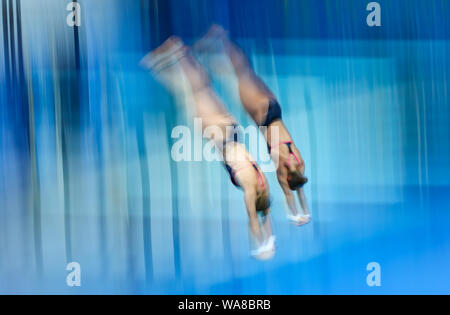 Kiew, Ukraine - August 7, 2019: Anne Vilde TUXEN und Helle TUXEN Norwegen während der Frauen 10 m Synchro Finale der 2019 European Diving Meisterschaft in Kiew durchführen. Foto panning Technik Stockfoto