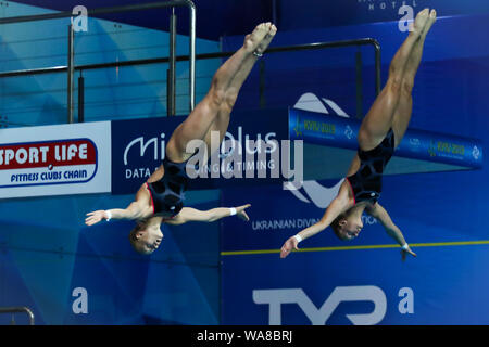 Kiew, Ukraine - August 7, 2019: Anne Vilde TUXEN und Helle TUXEN Norwegen während der Frauen 10 m Synchro Finale der 2019 European Diving Meisterschaft in Kiew, Ukraine durchführen Stockfoto