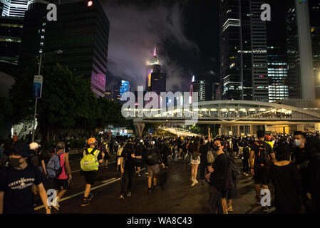 Die Demonstranten der Autobahn entlang laufen, wie sie Teil während einer friedlichen Demonstration. Demonstranten verhöhnt Polizei Aufträge und marschierten von Causeway Bay in Sheung Wan. Trotz starker Regen, über eine Million Teilnehmer friedlich demonstrierten in Unterstützung der anti-Auslieferung Bewegung. Veranstalter Schätzung 1,7 Millionen Menschen an der Kundgebung teilgenommen, während Polizei die Zahl auf unter 500.000. Stockfoto