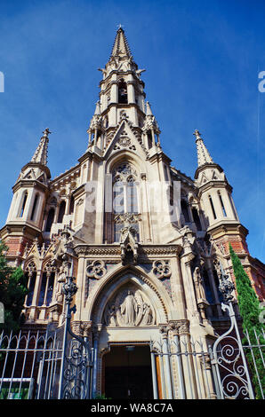 Detail der Fassade des "Parroquia de San Francisco de Sales im "Passeig Sant Joan 'Avenue in Barcelona, geplant von Joan Martorell ich Montells Stockfoto