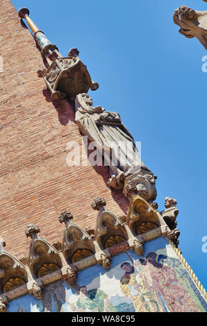 Detail der Fassade des "Hospital de Sant Pau in Barcelona, Anfang des XX Jahrhunderts gebaut. Stockfoto