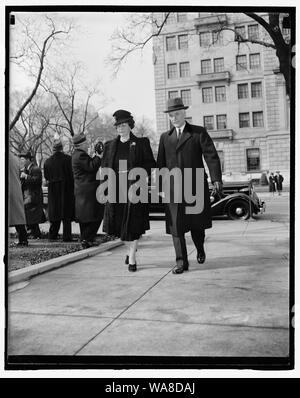 Mitglieder des Kabinetts beobachten. Jahrestag der Präsident Einweihung. Washington, D.C., März 4. Kongressmitglieder, Mitglieder des Kabinetts und Vertrauten des Präsidenten besucht Dienstleistungen an der St. John's Episcopal Kirche heute in der Befolgung seines ersten Einweihung. Hier abgebildet sind Außenminister Cordell Hull und Frau Rumpf Stockfoto