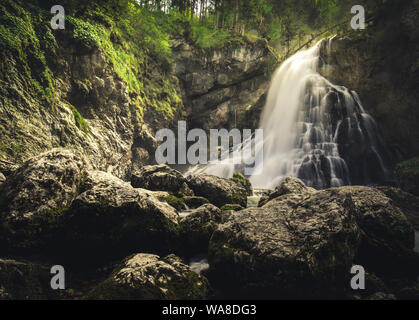 Gollinger Wasserfall in Golling an der Salzach in der Nähe von Salzburg, Österreich. Atemberaubende Aussicht auf Cascade Wasserfall über bemoosten Felsen in den Alpen mit langen exposu Stockfoto