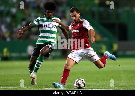 Lissabon, Portugal. 18 Aug, 2019. Ricardo Horta der SC Braga (R) Mias mit Thierry Correia von Sporting CP während der Portugiesischen Liga Fußballspiel zwischen Sporting CP und SC Braga am Alvalade Stadion in Lissabon am 18. August 2019. Credit: Pedro Fiuza/ZUMA Draht/Alamy leben Nachrichten Stockfoto