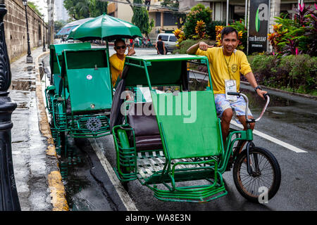 Filipino Dreirad Tour Guides, Intramuros, Manila, Philippinen Stockfoto