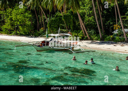 Eine Gruppe von Touristen Schwimmen bei Pasandigan Strand, El Nido, Palawan, Philippinen Stockfoto