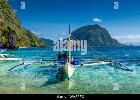 Die traditionell mit Holz Banca Boot an Pasandigan Strand, El Nido, Palawan, Philippinen Stockfoto