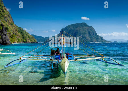 Die traditionell mit Holz Banca Boot an Pasandigan Strand, El Nido, Palawan, Philippinen Stockfoto