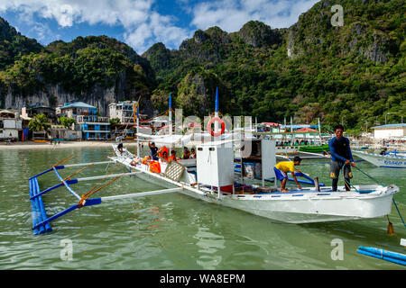 Die traditionell mit Holz Banca Boot, El Nido, Palawan, Philippinen Stockfoto