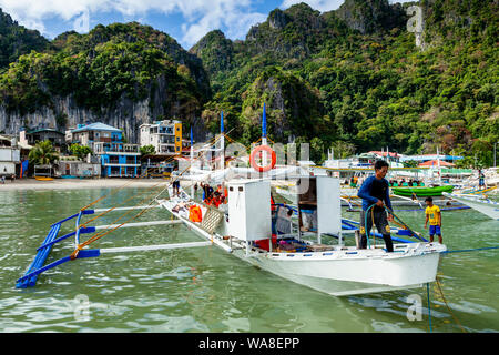 Die traditionell mit Holz Banca Boot, El Nido, Palawan, Philippinen Stockfoto