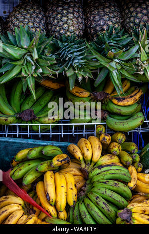 Bunte tropische Früchte zum Verkauf, El Nido, Palawan, Philippinen Stockfoto