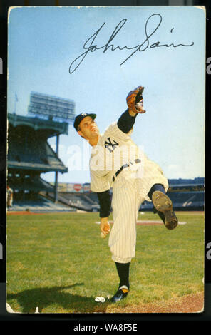 Johnny Sain in Vintage New York Yankees souvenir Postkarte Foto im Yankee Stadium in New York Stockfoto