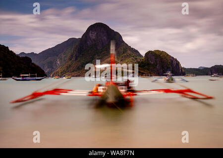 Die traditionell mit Holz Banca Boot, El Nido Bay, El Nido, Philippinen Stockfoto