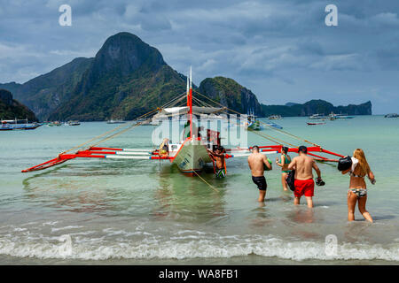 Touristen auf einer Bootsfahrt, El Nido, Palawan, Philippinen Stockfoto