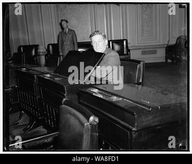 Kalifornien Senator Elect erhält "Fühlen" der Schreibtisch im Plenarsaal des Senats. Washington, D.C., Dez. 12. Senator - Wählen sie Sheridan Downey von Kalifornien bekommt die 'feel' der Schreibtisch im Plenarsaal des Senats heute zu ihm zugeordnet ist und die er besetzen, als der Kongress tagt am 3. Januar. Downey tritt die Nachfolge von William Gibbs McAdoo, die er bei der Wahl im November besiegt, 12/12/38 Stockfoto