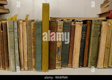 Eine Sammlung antiker Schulbücher in Furnace Town, Snow Hill, Maryland, USA Stockfoto