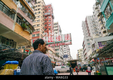 Sham Shui Po, Hong Kong und 15. März 2019: Street View von Sham Shui Po. Es ist ein Bereich im nordwestlichen Teil der Halbinsel Kowloon gelegen. Es ist weiß Stockfoto