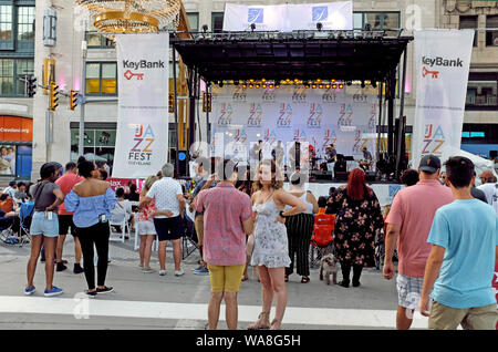 Menschen hängen in Playhouse Square während der 2018 Tri-C Jazzfest, wo der Freilichtbühne hosts Jazz wirkt in Cleveland, Ohio, USA. Stockfoto