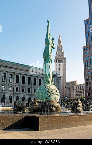 Die Quelle des Lebens Kriegerdenkmal Brunnen am Veterans' Memorial Plaza in der Innenstadt von Cleveland, Ohio, USA mit der ikonischen Terminal Tower hinter sich. Stockfoto