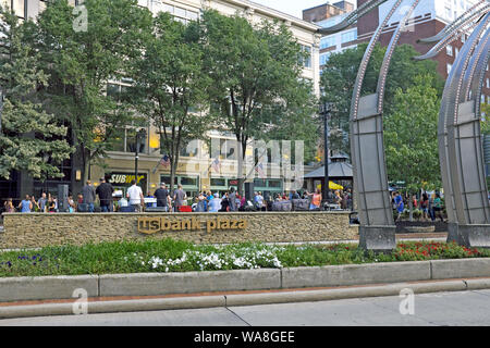 US Bank Plaza im Theaterviertel Playhouse Square in Cleveland, Ohio, veranstaltet im Sommer wöchentliche Tänze im Freien, um Live-Musik zu hören. Stockfoto