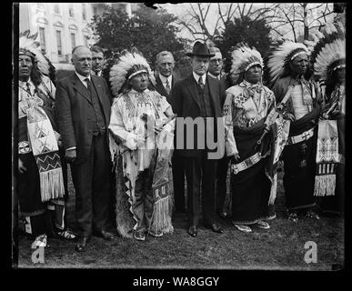 Calvin Coolidge und Gruppe mit Native Americans. White House, Washington, D.C. Stockfoto