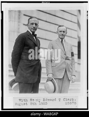 Calvin Coolidge posierte stehend mit Edward T. Clark Stockfoto