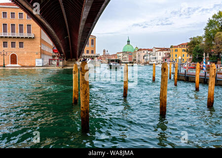 Die Grand Canal von unterhalb der Ponte della Costituzione (Verfassung Brücke), Venedig, Italien Stockfoto